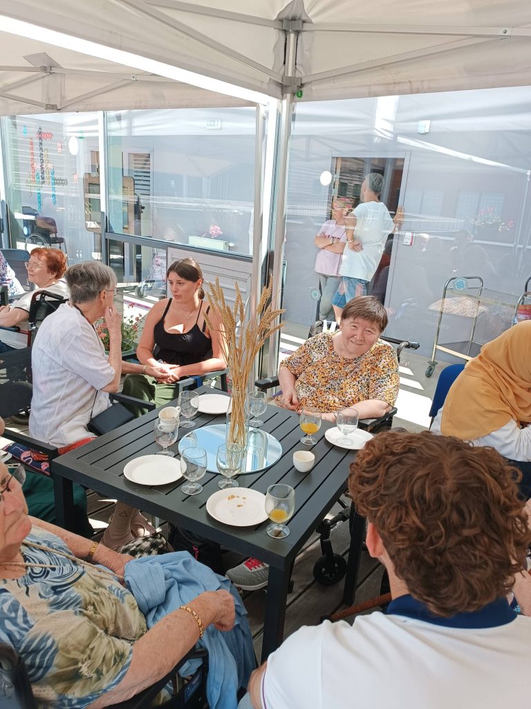 Un goûter ensoleillé sur la terrasse de l’EHPAD Pierre Mauroy ☀️🍰