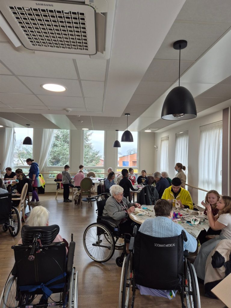 🎭 Carnaval intergénérationnel : quand petits et grands créent ensemble ! 🎨