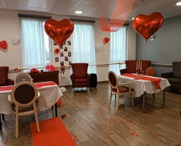 Le Repas de Saint-Valentin à l’EHPAD : Une Célébration de l’Amour et de la Complicité